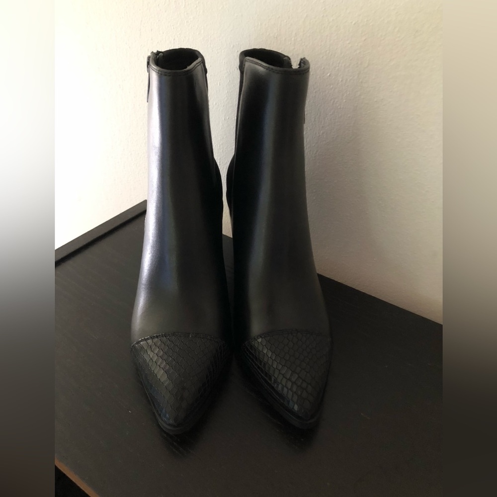 NEW $238 Donald Pliner Waldon Leather Bootie Black Accent Tip
